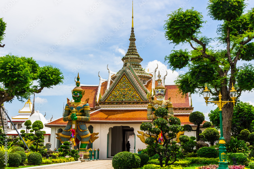 Fototapeta premium 暁の寺ワットアルンとチャオプラヤー川