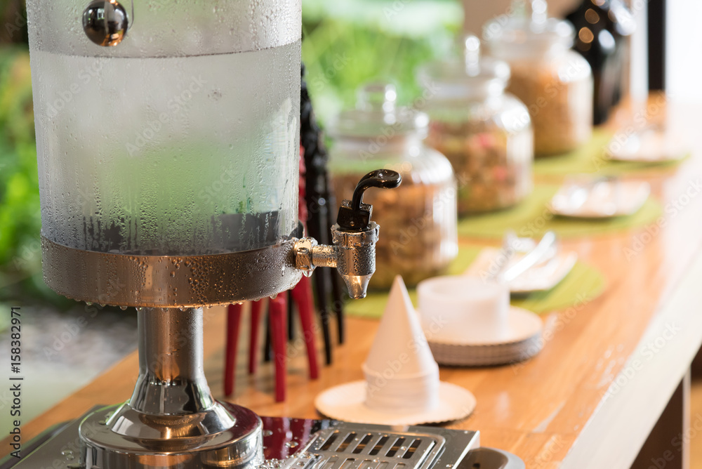Faucet at the jar with ice.