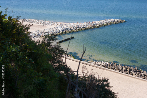 Widok na plażę z klifu w Jarosławcu