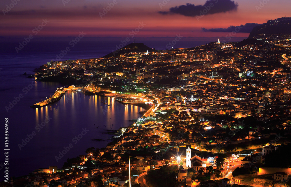 miasto nocą Funchal - obrazy, fototapety, plakaty 