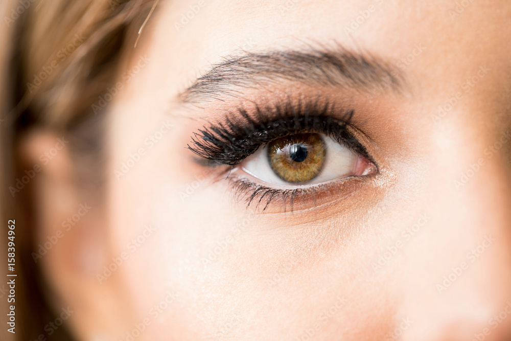 Obraz premium Zbliżenie pięknej kobiety z makijażem