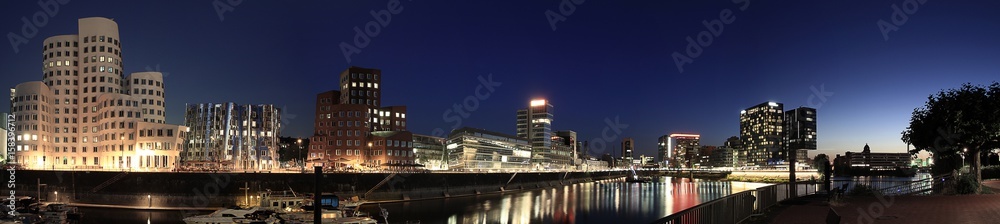 Medienhafen Düsseldorf bei Nacht