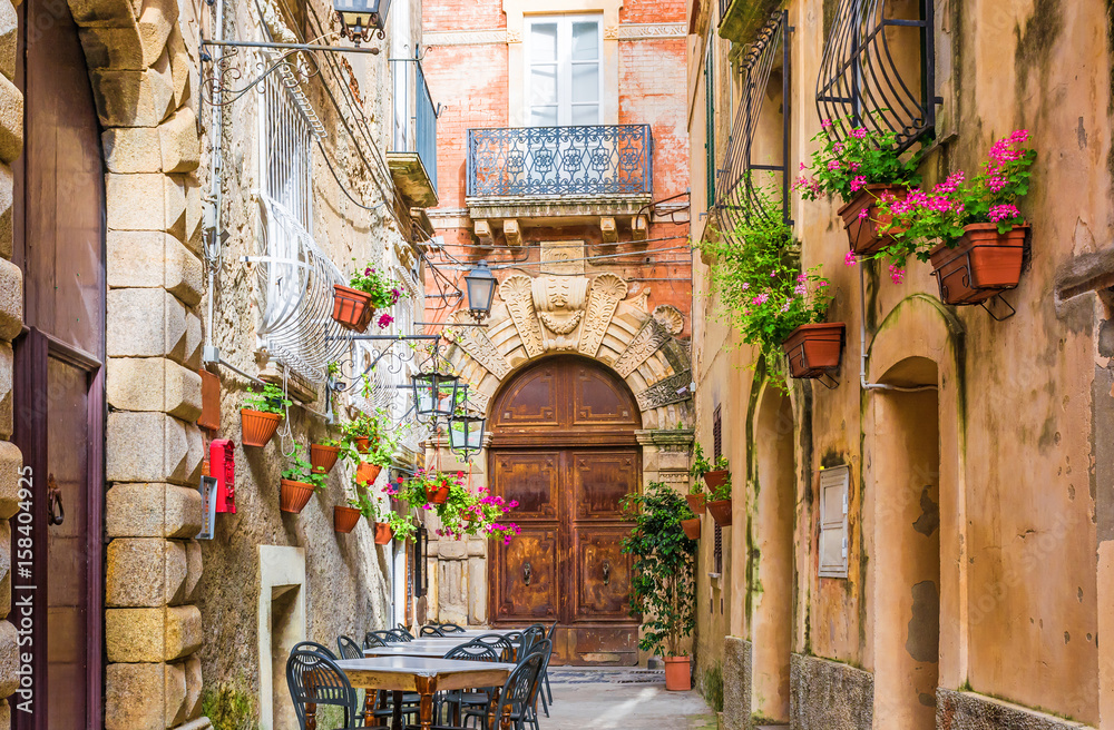 Fototapeta Kawiarnia stoły i krzesła outside w starej wygodnej ulicie w Positano miasteczku, Włochy