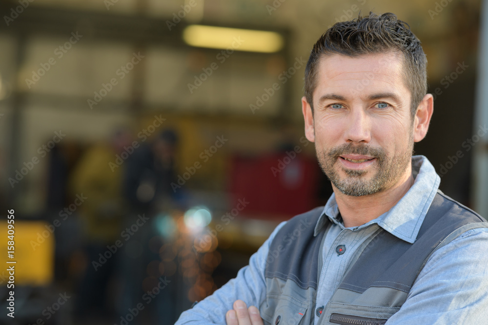 Obraz premium confident supervisor outside warehouse
