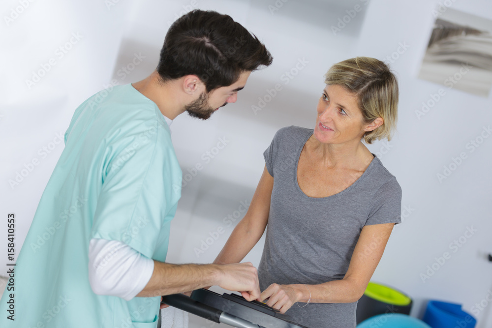 Obraz premium Medical worker communicating with middle aged woman