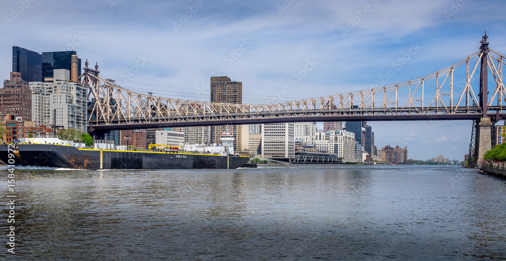 Fototapeta premium East river trader