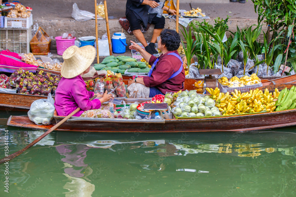 Fototapeta premium Damnoen Saduak floating market in Ratchaburi near Bangkok, Thailand