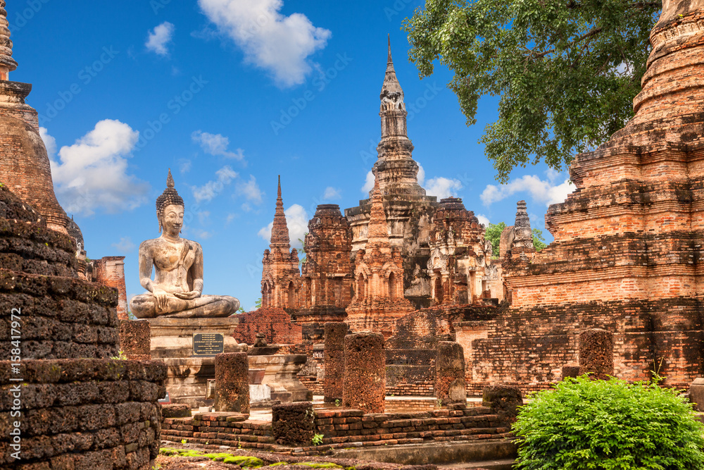 Fototapeta premium Wat Mahathat (temple). Sukhothai Historical Park, Thailand. Unesco World Heritage Site.