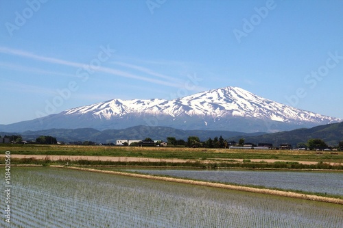 残雪の鳥海山と庄内平野