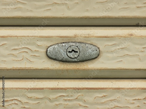 古いシャッターの鍵穴