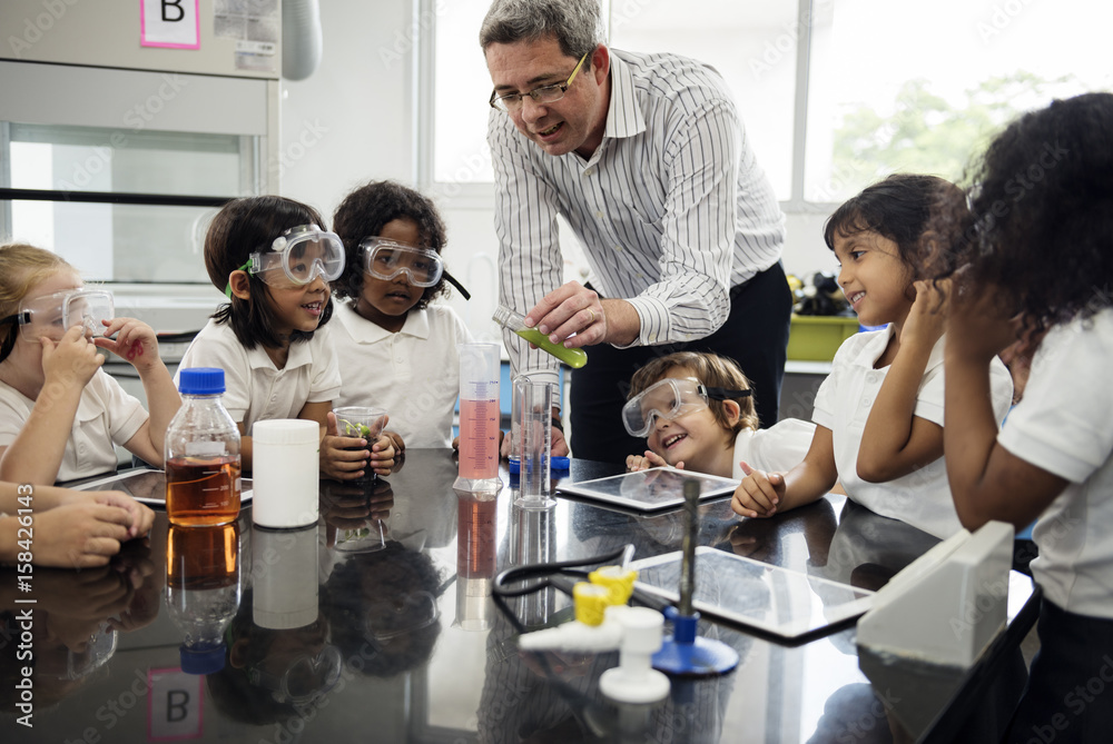 Naklejka premium Kindergarten Students Learning in Science Experiment Laboratory Class