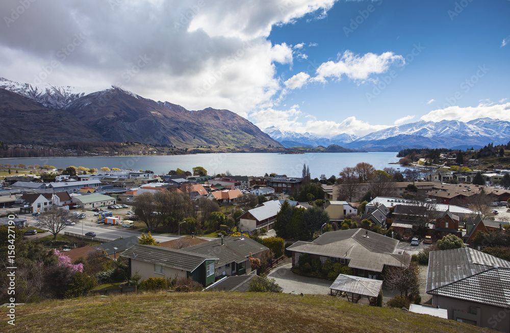 Fototapeta premium beautiful scenic of lake wanaka town most popular traveling destinaiton in south island new zealand