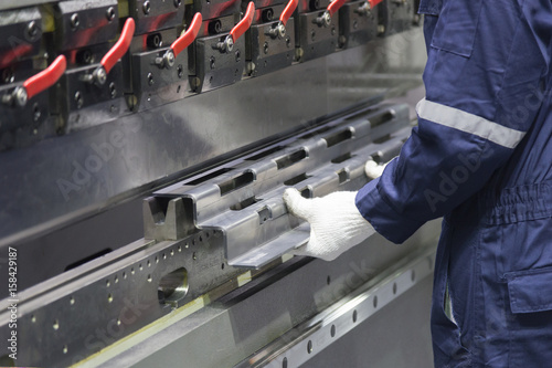 Εκτύπωση καμβά The technician operator use hydraulic bending machine