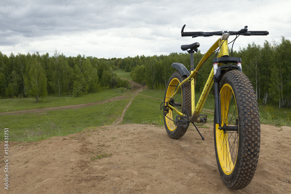 Obraz premium Fat bike - dirty bicycle outdoor, horizontal