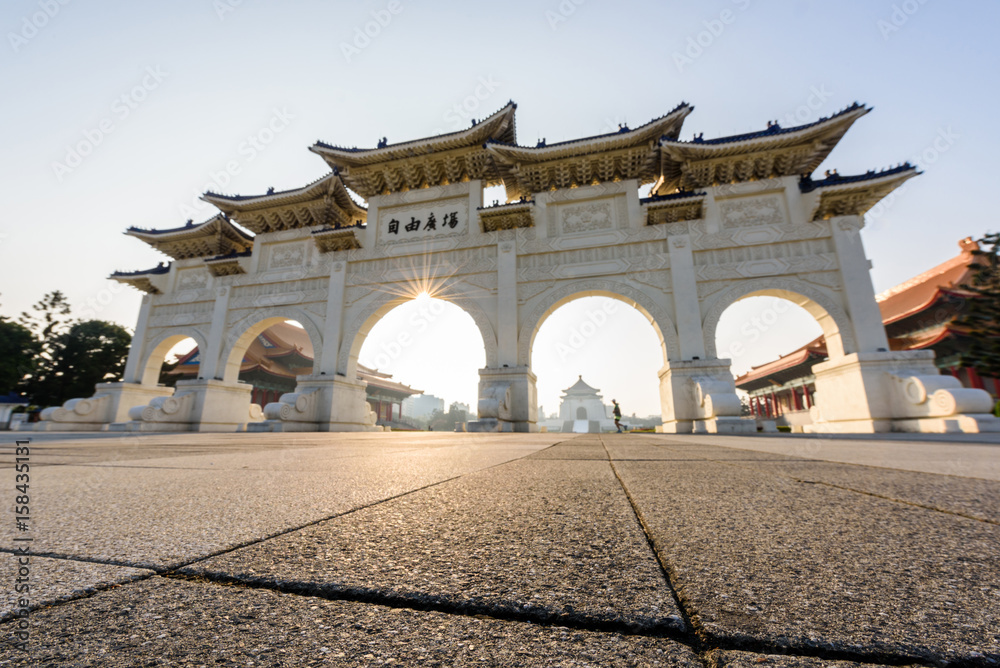 The main gate of National Taiwan Democracy Memorial Hall in Taipei ( National Chiang Kai-shek Memorial Hall ) The main gate of National Taiwan Democracy Memorial Hall in Taipei ( National Chiang Kai-shek Memorial Hall )
