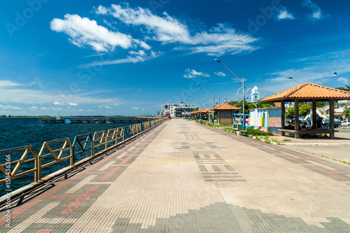 Canvastavla SANTAREM, BRAZIL - JULY 29, 2015: Riverside promenade in Santarem, Brazil