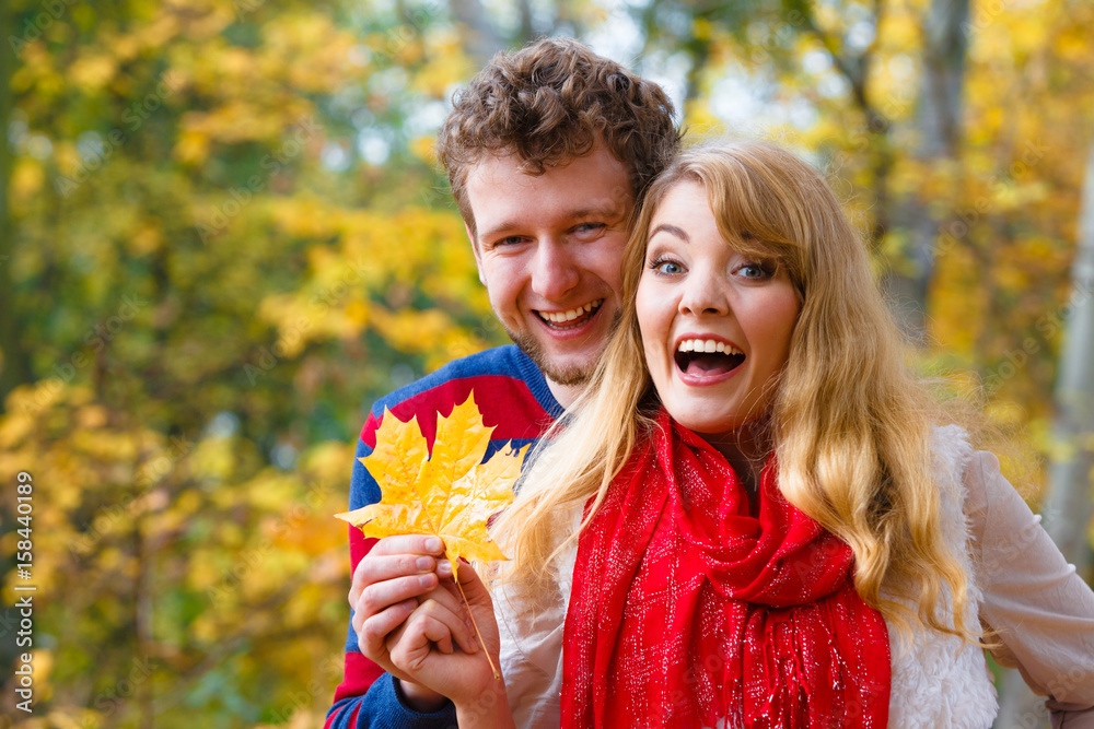 Obraz premium couple playing with leaf in autumn park