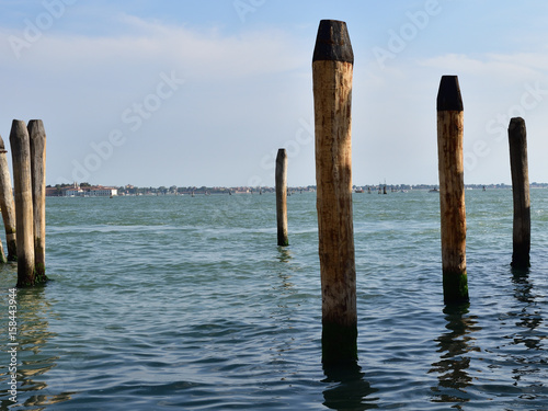 Pfähle aus dem Wasser in Venedig