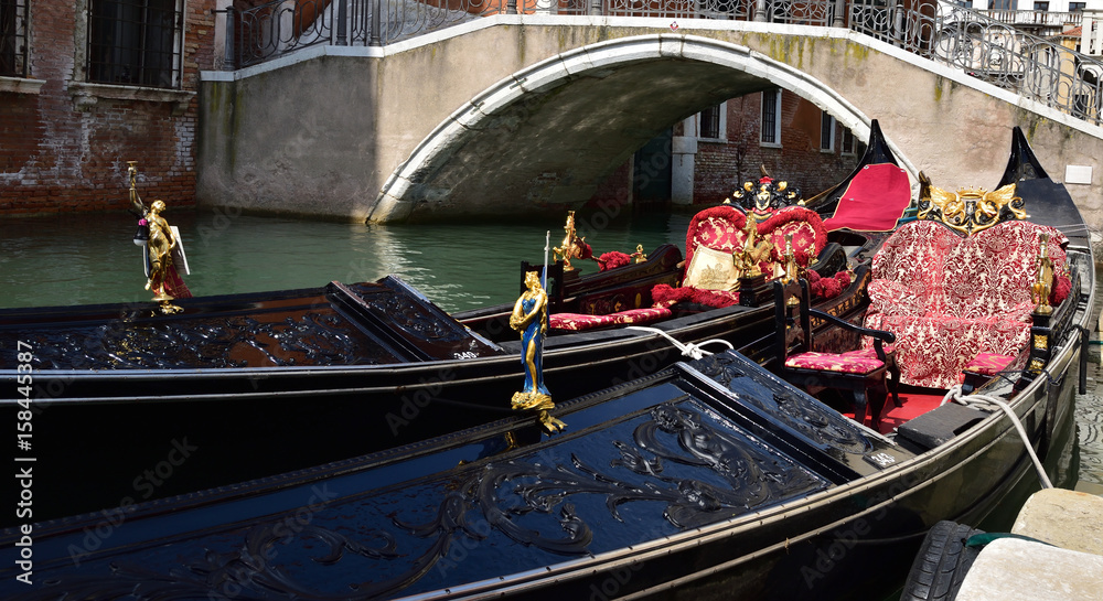 Zwei schwarze Gondeln in Venedig 