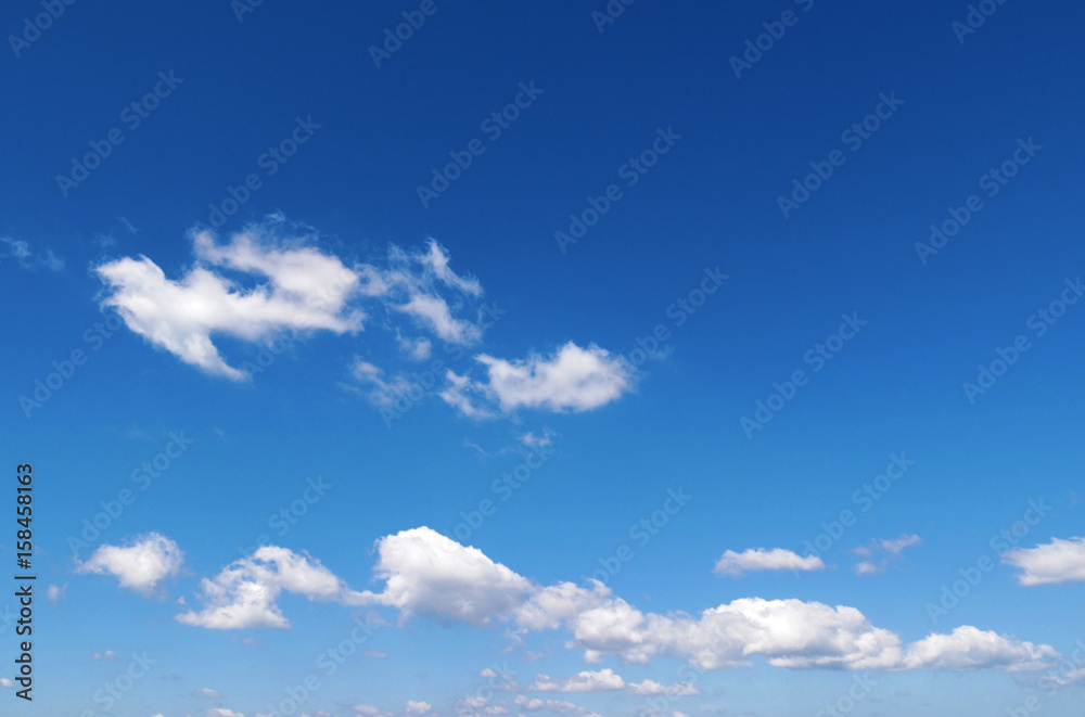 Obraz premium Wispy clouds in blue sky