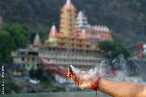 Foto Hindu man doing puja for ganga river in Rishikesh