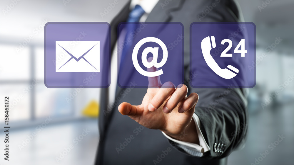 Geschäftsmann wählt E-Mail als Kontaktoption aus Geschäftsmann wählt E-Mail als Kontaktoption aus