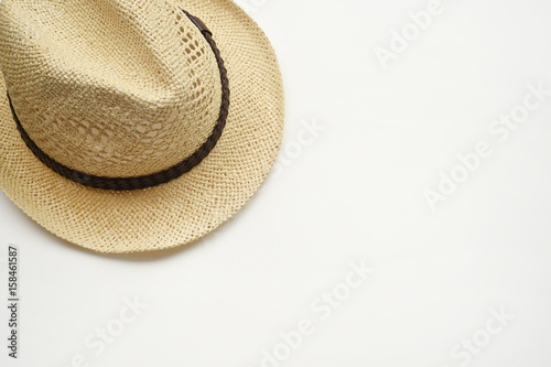Schilderij op canvas Summer straw hat isolated on white background