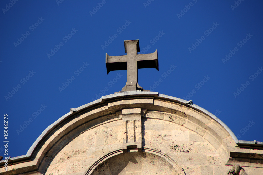 Ein Kreuz auf einer Kirche