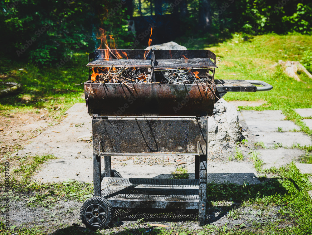 Foto Stock Burning and preheating old rusty barbecue grill cleaning dirty  grid. | Adobe Stock