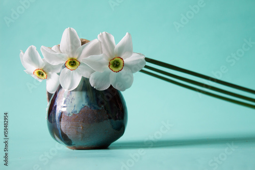 Fototapeta Naklejka Na Ścianę i Meble -  Bouquet of white daffodils in vintage vase. Spring Flower. Narcissus on neutral background. Romantic gift.