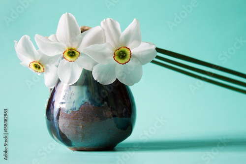 Fototapeta Naklejka Na Ścianę i Meble -  Bouquet of white daffodils in vintage vase. Spring Flower. Narcissus on neutral background. Romantic gift.