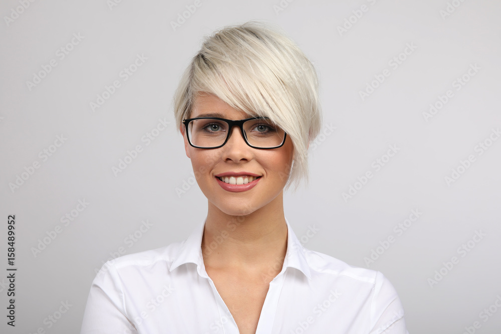 Frau mit Brille lacht Frau mit Brille lacht