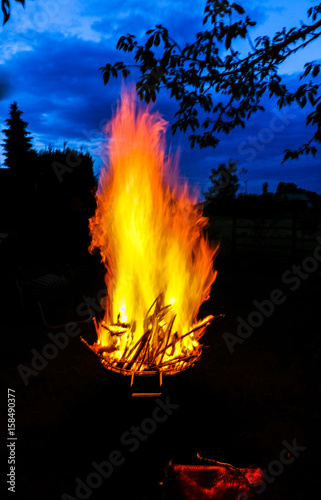 die Flamen ragen in den Himmel photo