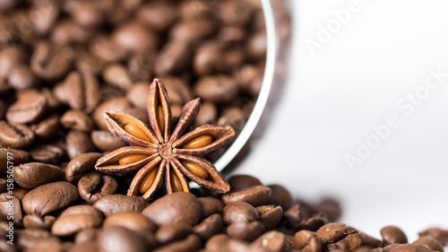 Grains of coffee aroma and invigorating drink © anderus
