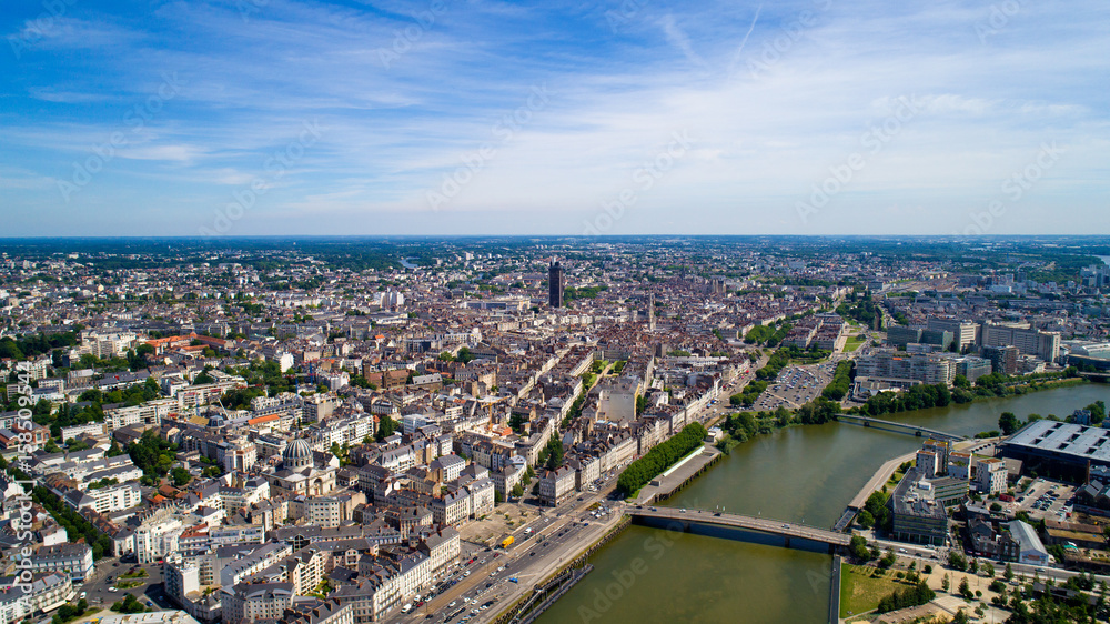 Vue aérienne du centre ville de Nantes, en Loire Atlantique, France