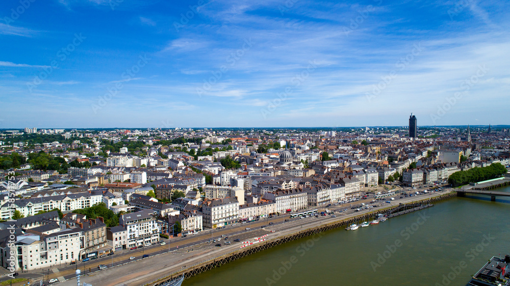 Vue aérienne du quai de la Fosse et du centre ville de Nantes en Loire Atlantique, France