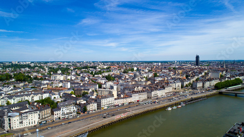 Schilderij op canvas Vue aérienne du quai de la Fosse et du centre ville de Nantes en Loire Atlantiqu