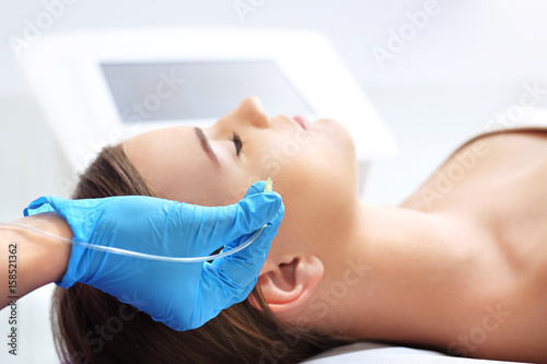 Medycyna estetyczna, ostrzykiwanie skóry twarzy. Lekarz medycyny estetycznej wykonuje zabieg ostrzykiwania skóry twarzy strzykawką.