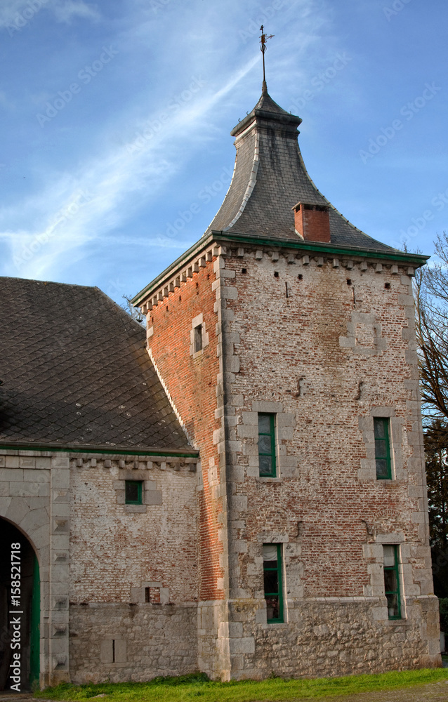 Tour d'une ferme château ancienne en pierres du pays et en briques