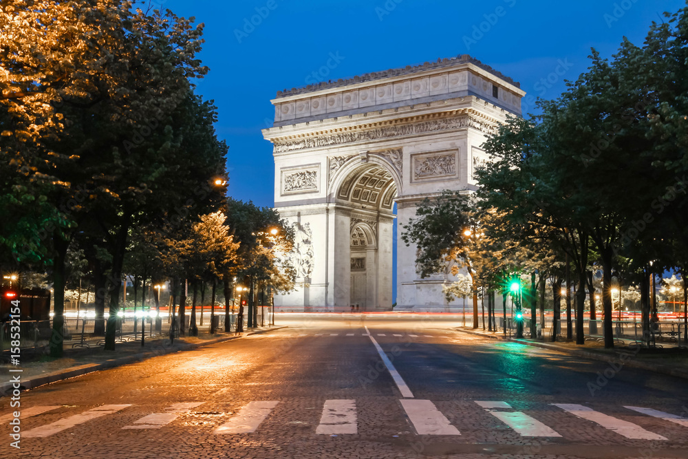 Obraz premium The Triumphal Arch in evening, Paris, France.