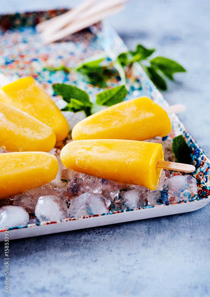 MangoBananenEis am Stiel Popsicles 02 StockFoto Adobe Stock