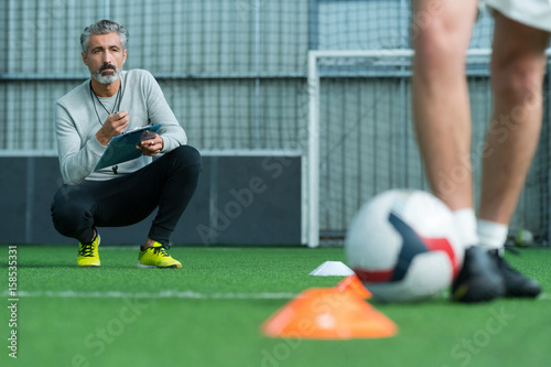 Photo football coach training football player