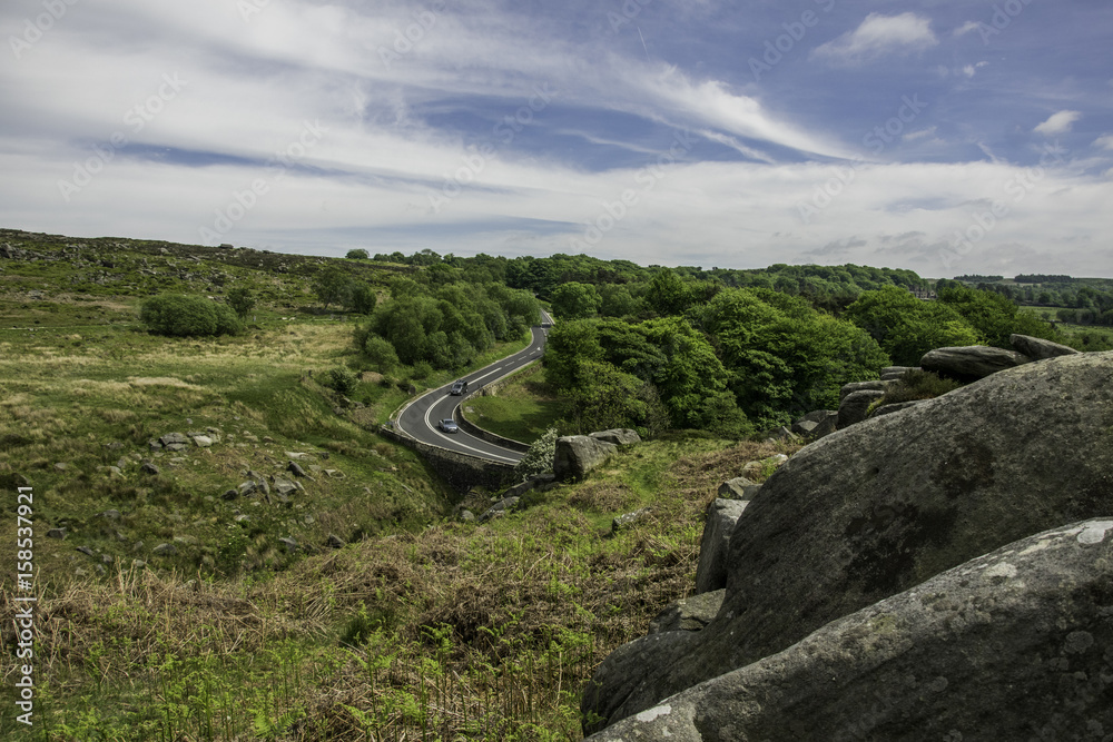 SKAŁA NA TLE SZOSY, STONAGE EDGE, PEAK DISTRICT NATIONAL PARK, UK