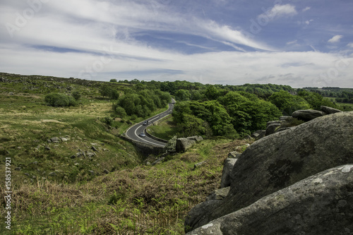 SKAŁA NA TLE SZOSY, STONAGE EDGE, PEAK DISTRICT NATIONAL PARK, UK