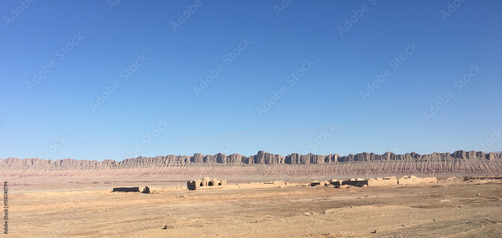 Obraz premium A mountain like a castle, an old caravansary in the Lut desert, Iran