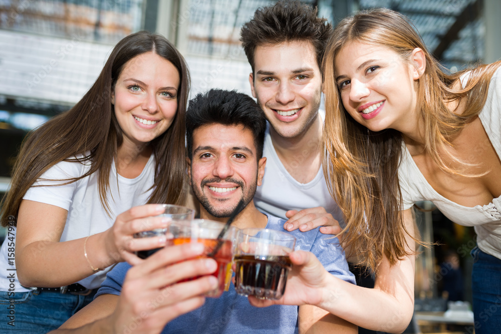 Obraz premium Group of friends having a drink