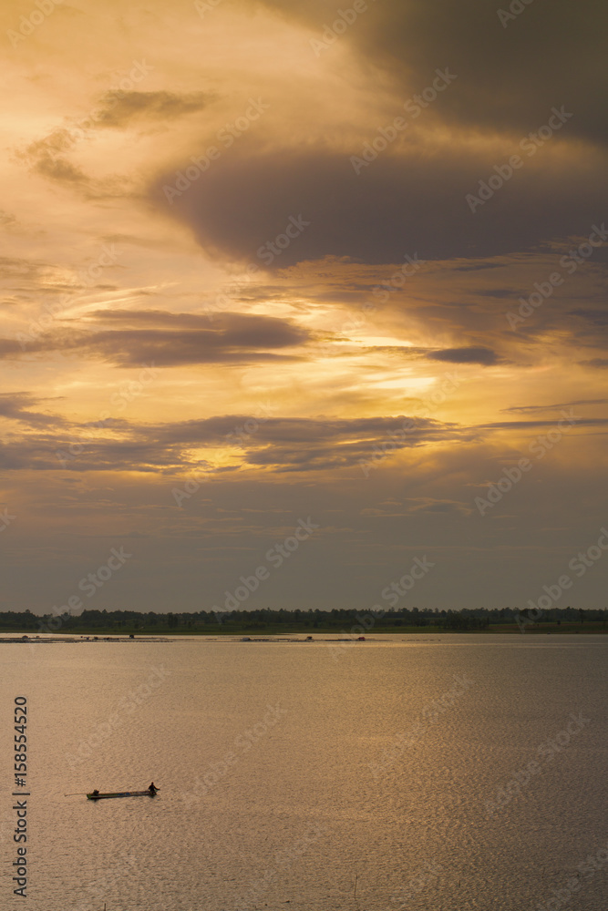 Obraz premium Beautiful sky sunset at tropical Thai lake