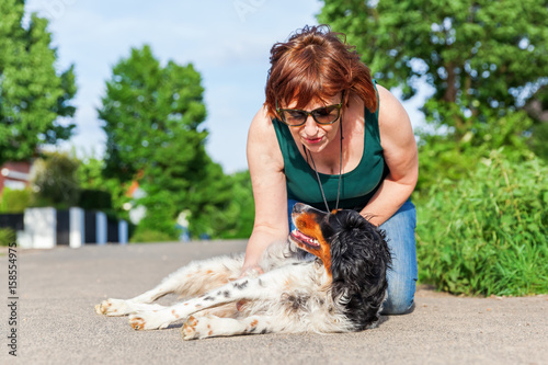 Fotografie portrait of a mature woman with Brittany dog
