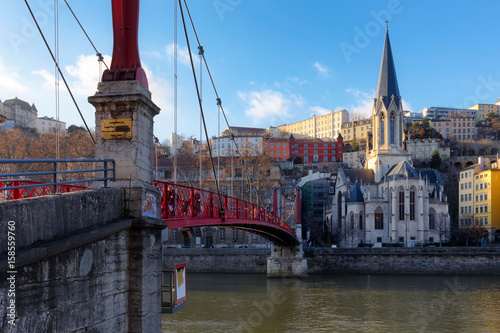 Lyon, Passerelle Saint Georges et Eglise Saint Georges photo