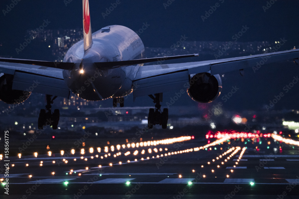 Obraz premium Samolot próbujący lądować na lotnisku w nocy